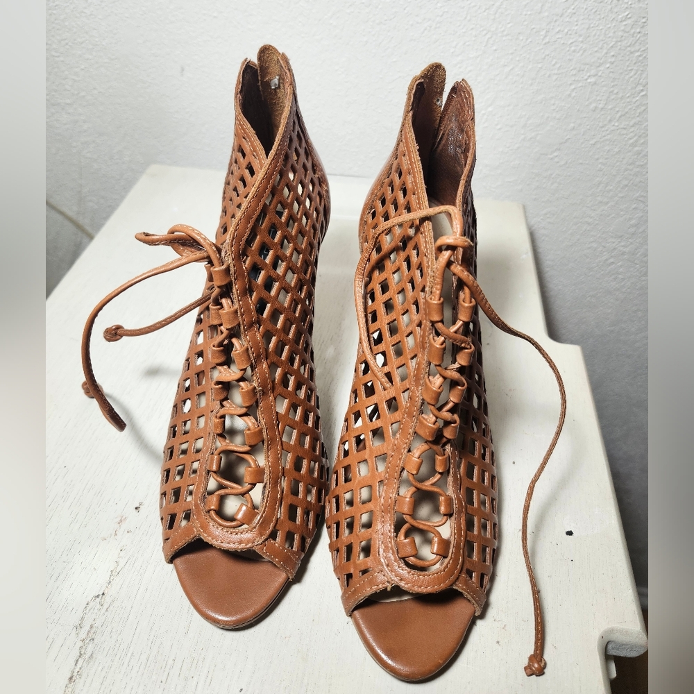 🤎Steve By Steve Madden Brown Lace-Up Booties🤎